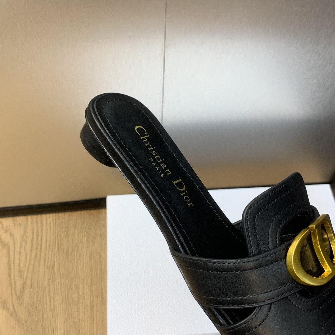 UA D10r 30 Montaigne Slide
