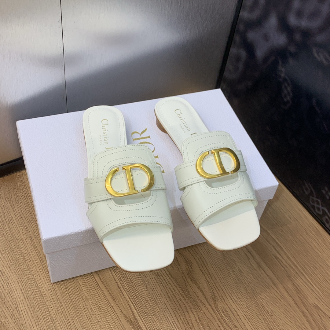 UA D10r 30 Montaigne Slide