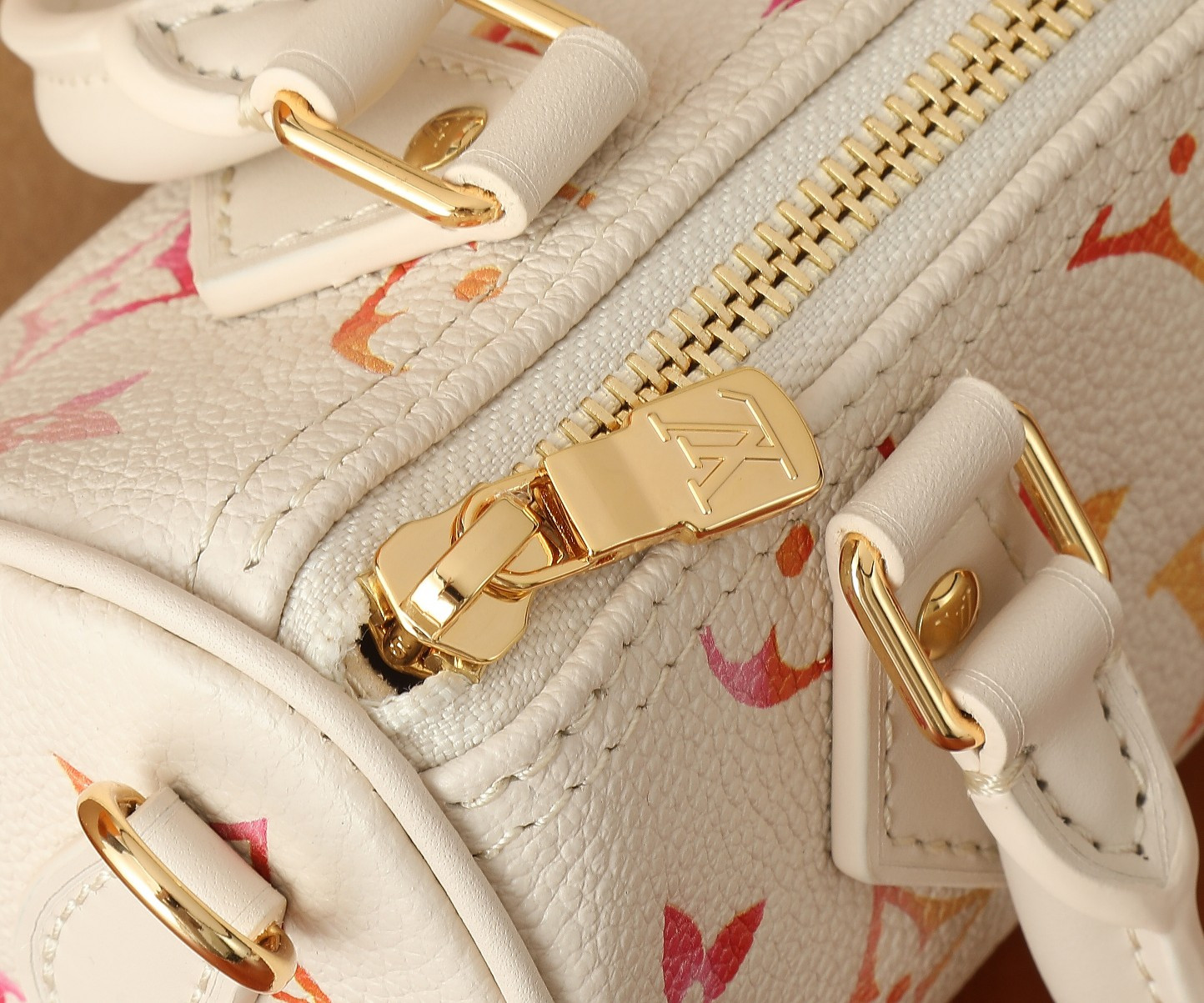 LV Nano Speedy M83452 6.3 x 3.9 x 3 in