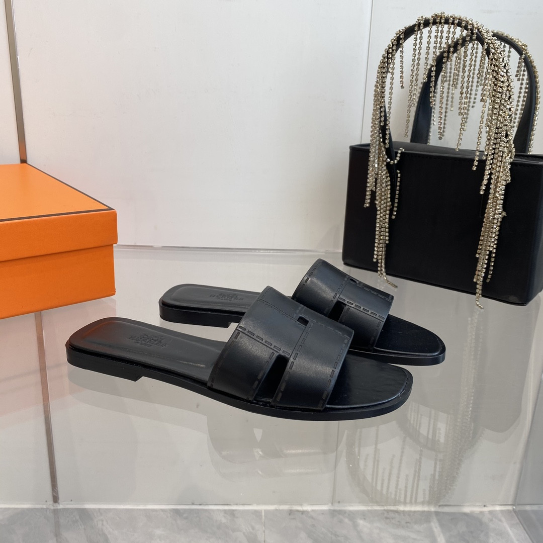 UA H**me5 Idioma sandal