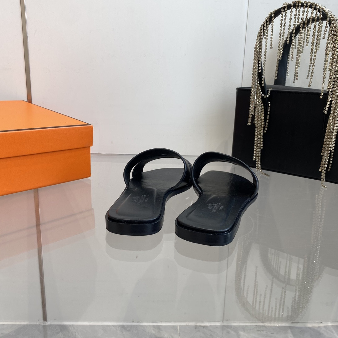 UA H**me5 Idioma sandal