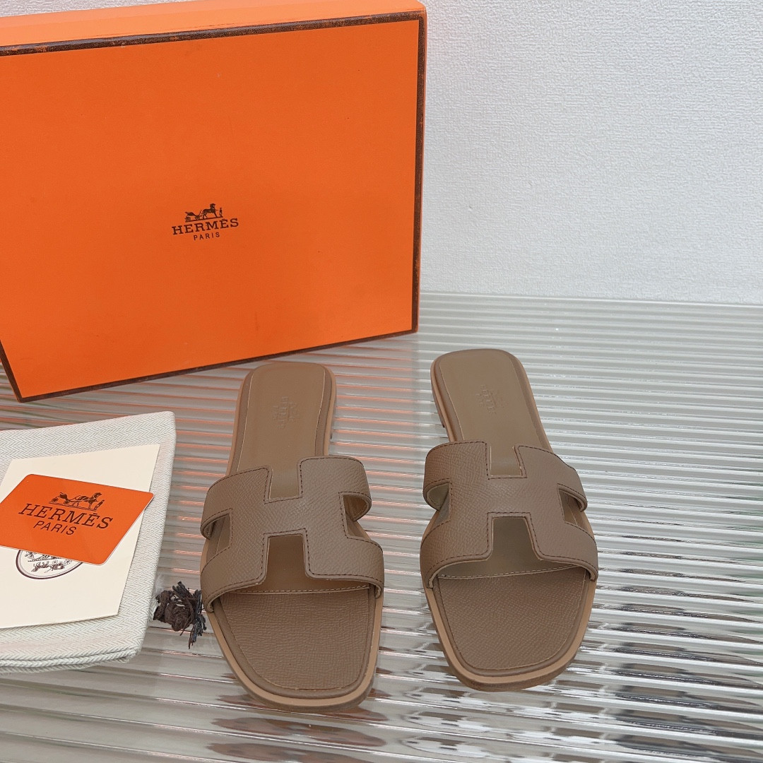 UA H**me5 Oran sandal