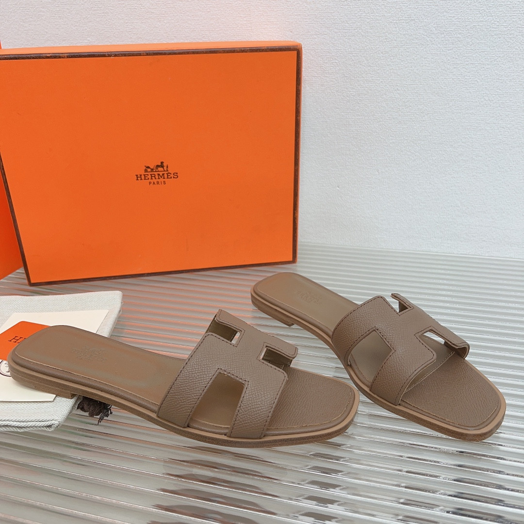 UA H**me5 Oran sandal