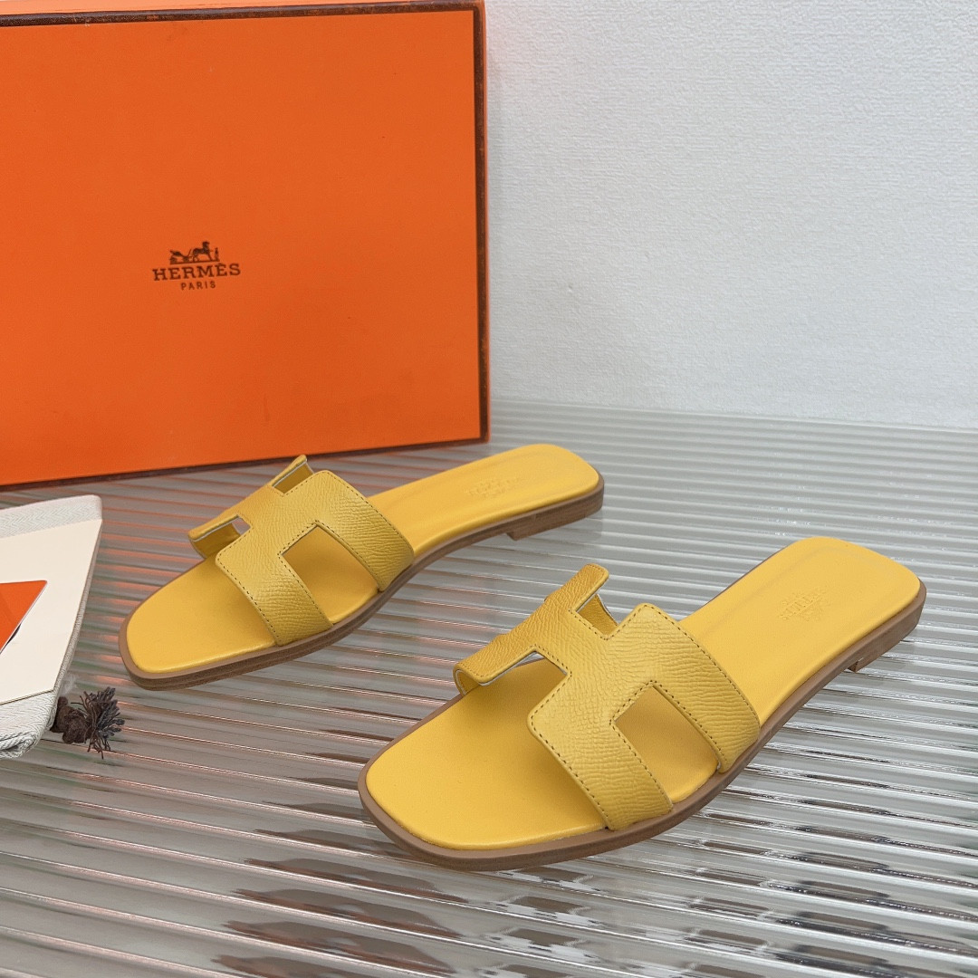 UA H**me5 Oran sandal