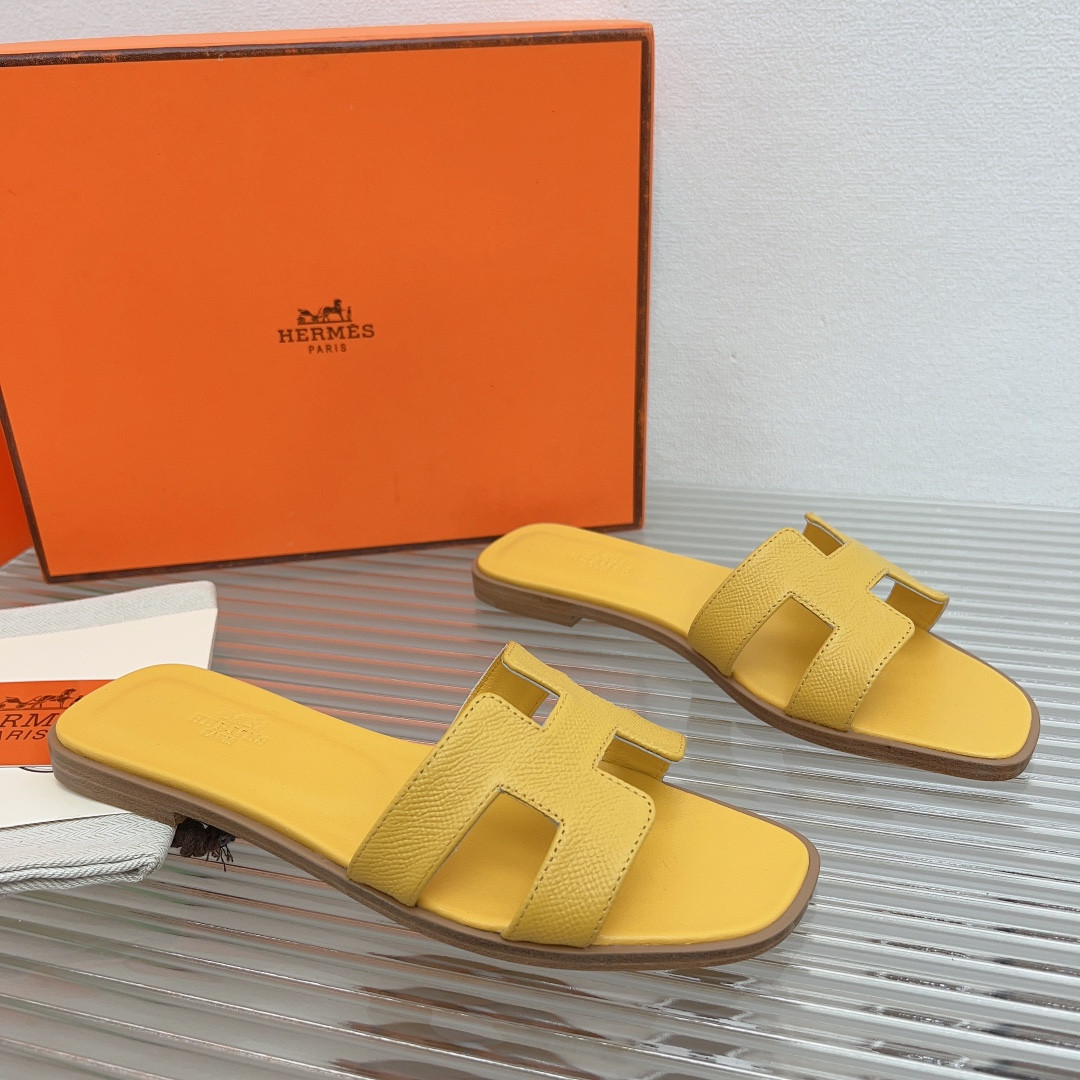 UA H**me5 Oran sandal