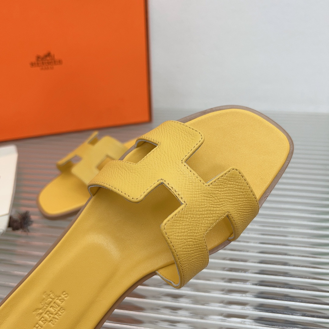 UA H**me5 Oran sandal