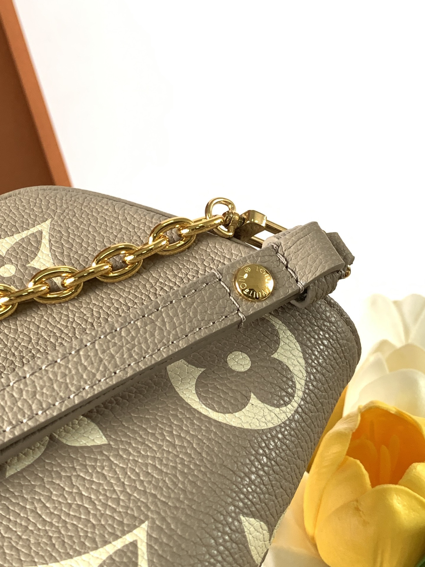 LV Wallet On Chain Ivy  M82211 9.3 x 4.7 x 1.7 inches