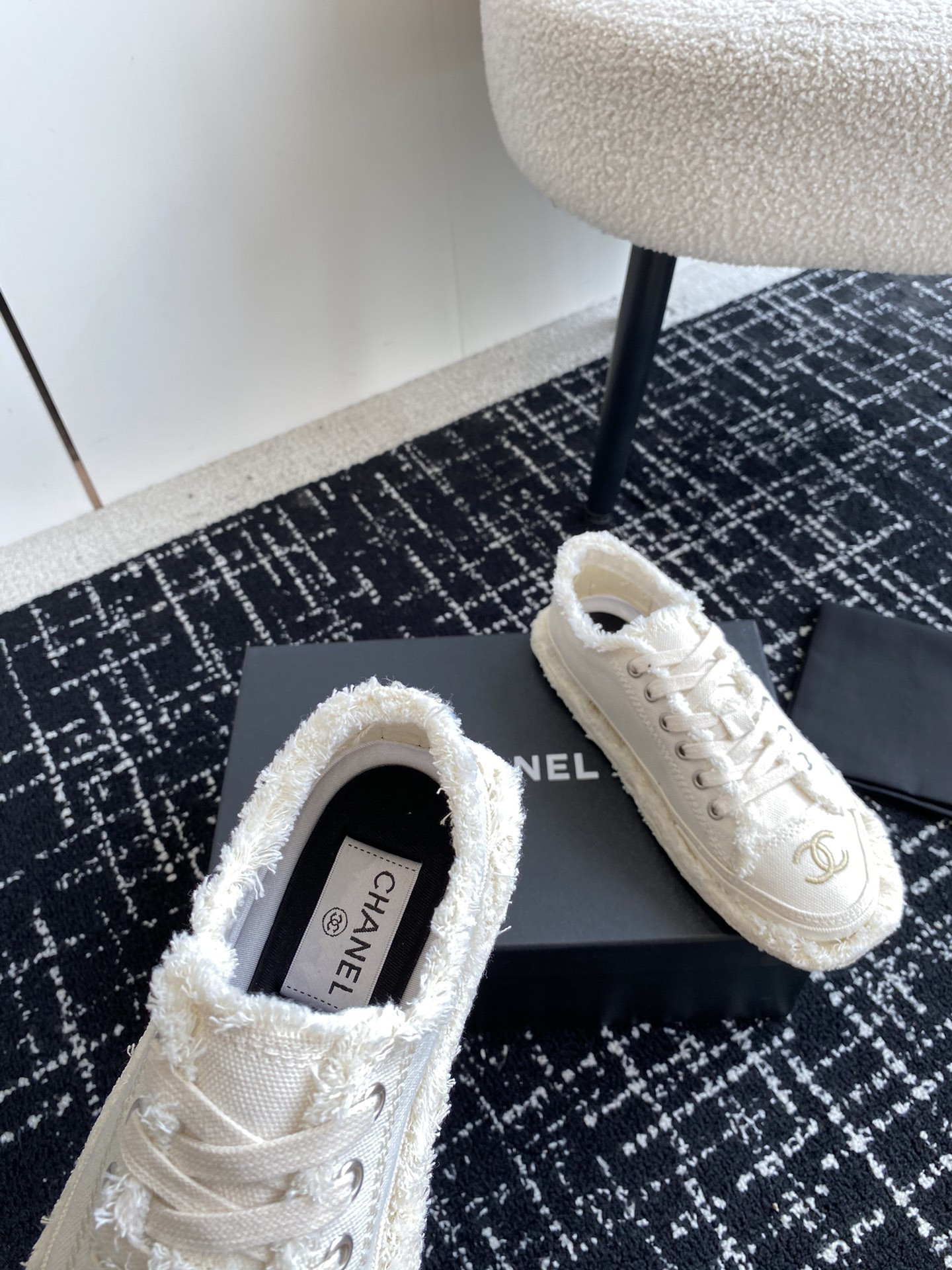 UA Ch**el SNEAKER