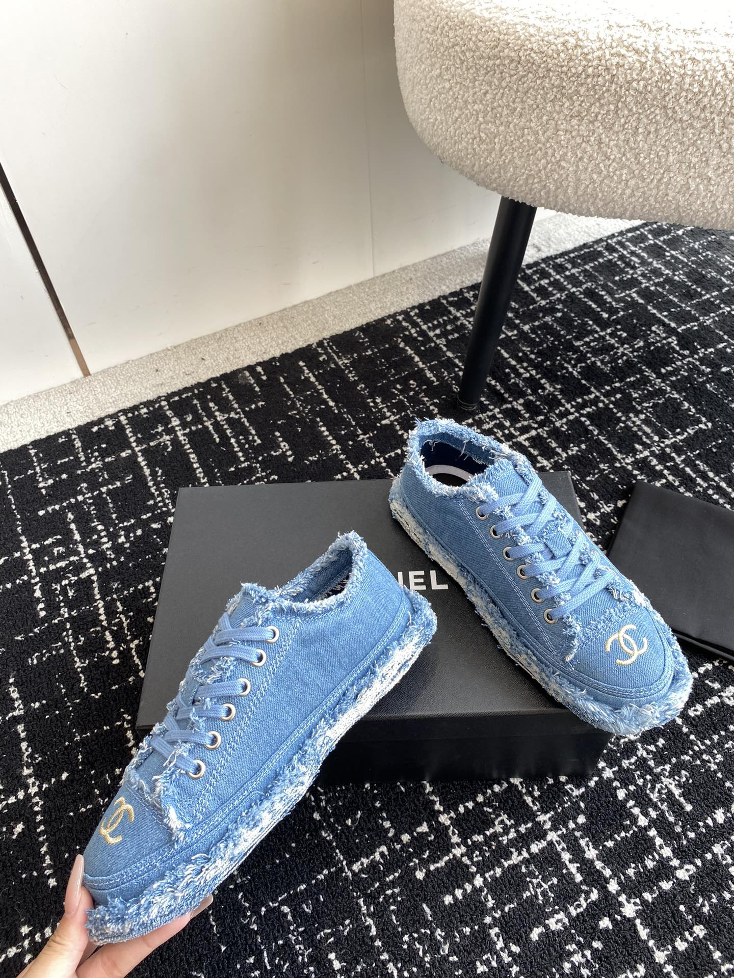 UA Ch**el SNEAKER