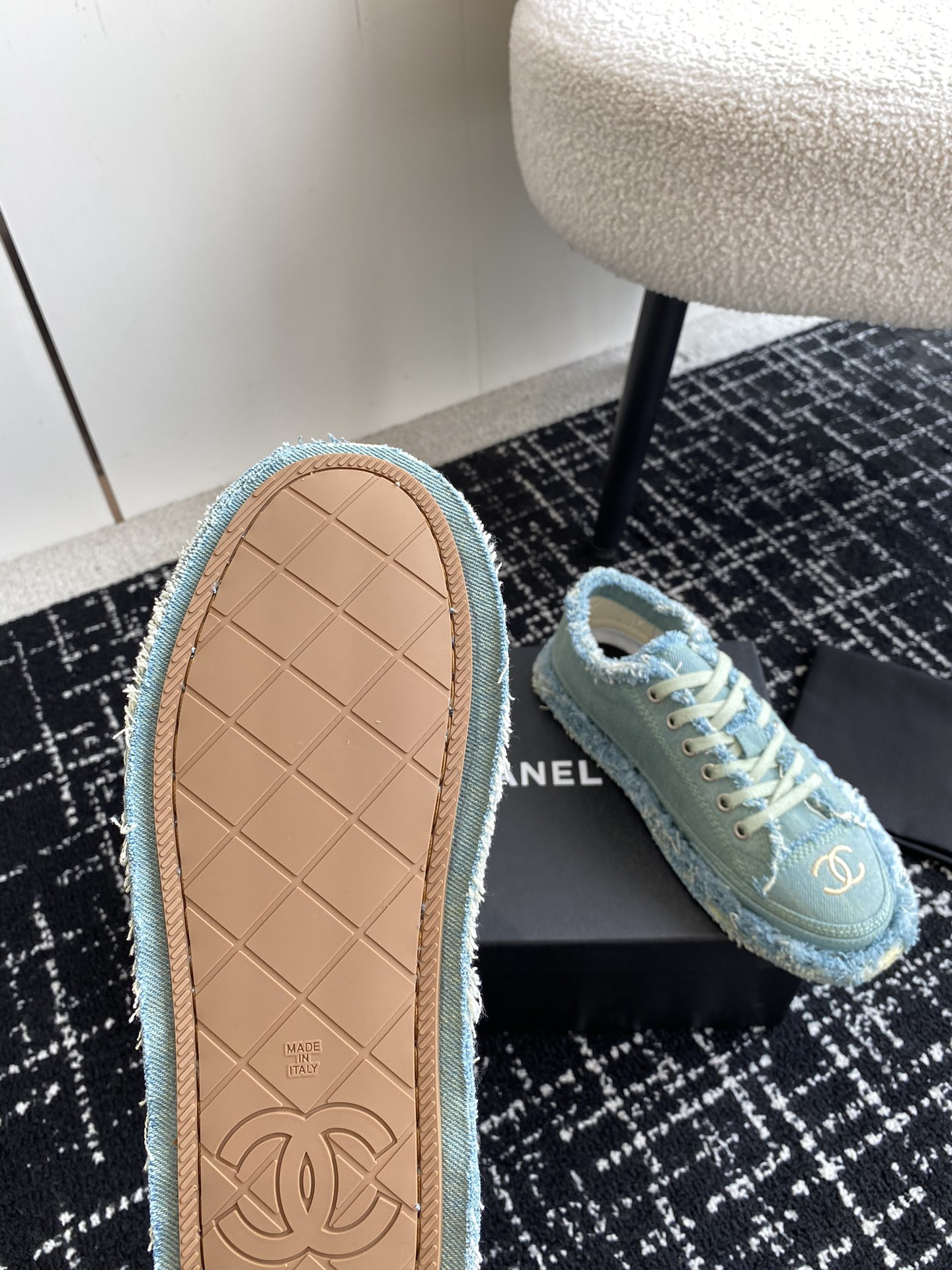 UA Ch**el SNEAKER