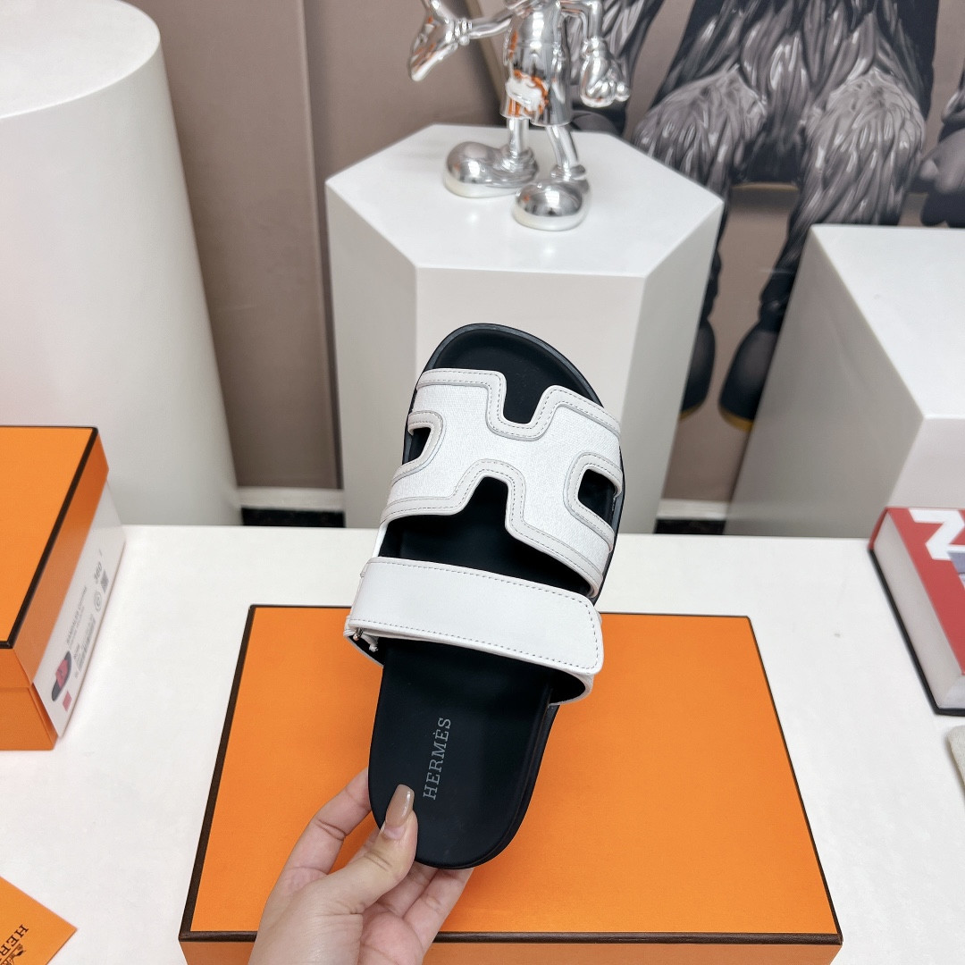 UA H**me5 Chypre sandal