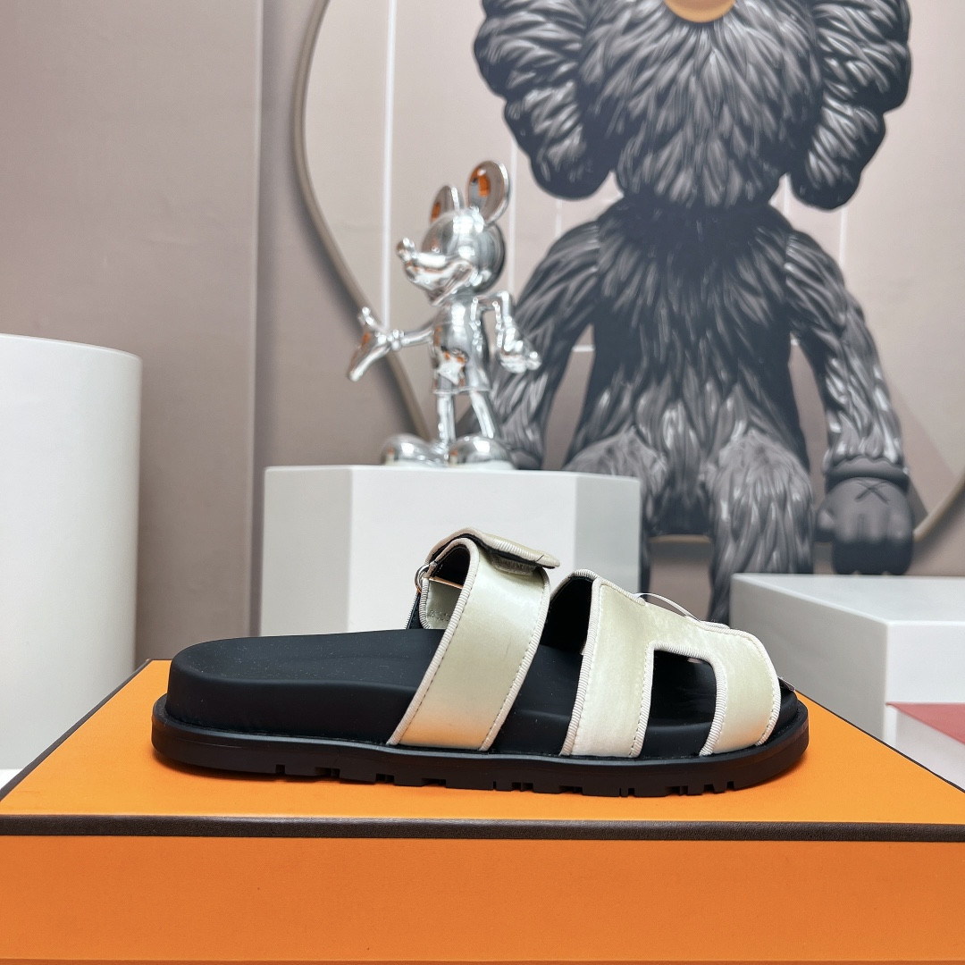 UA H**me5 Chypre sandal