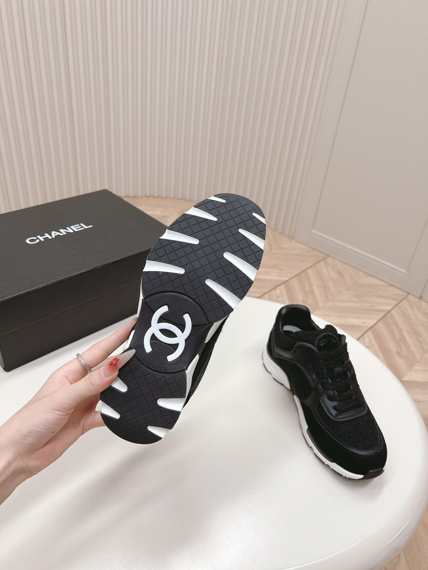 UA Ch**el SNEAKER