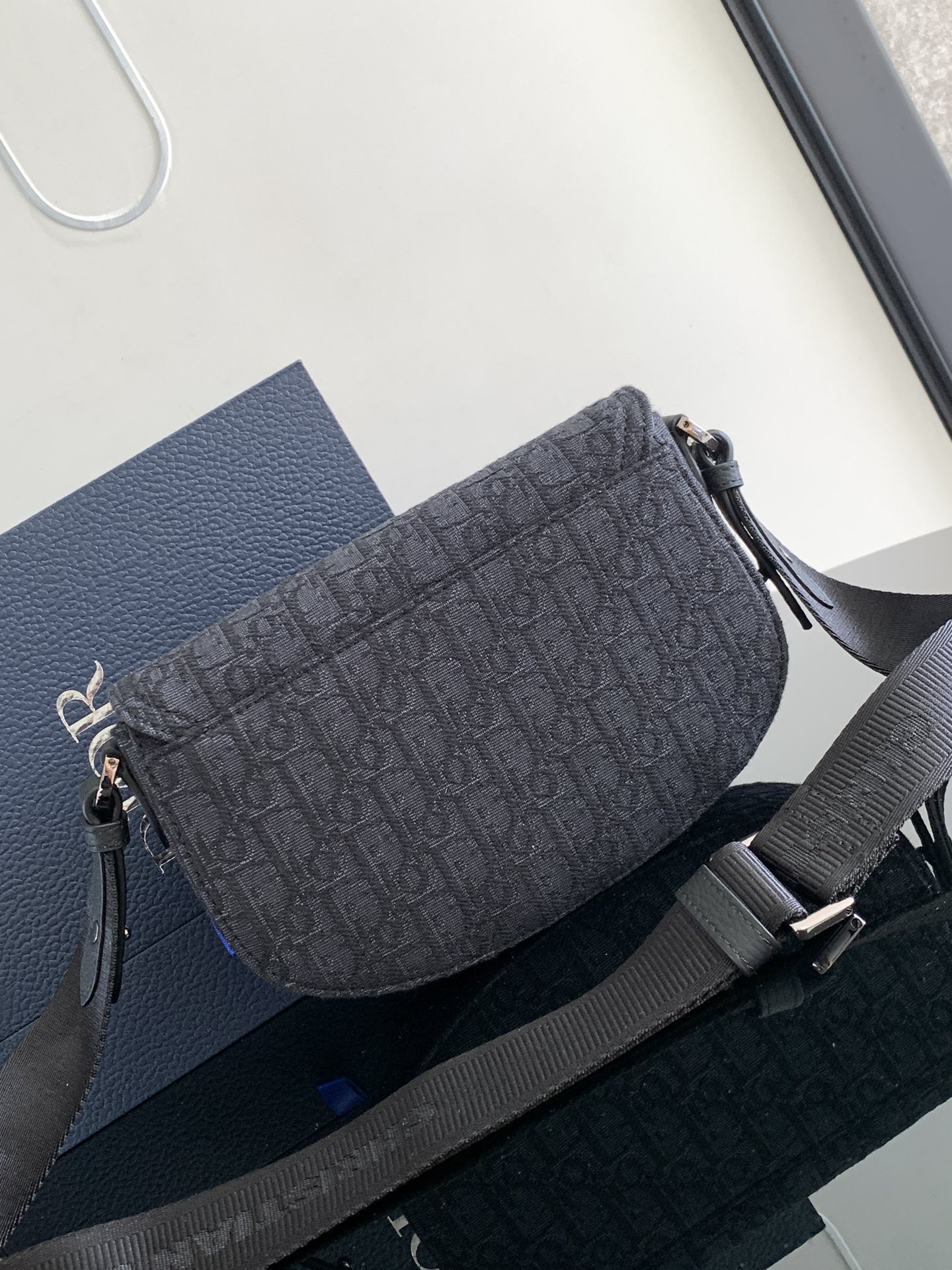D10r Saddle Messenger Bag 24 x 16.5 x 5.5 cm