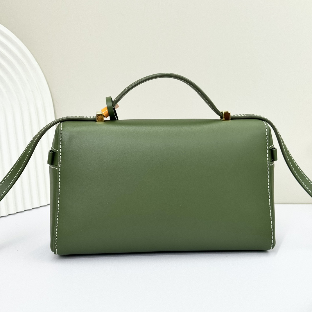 L0r0 P1ana Extra Pocket L19 Smooth Calfskin 11 x 19 x 6.5 cm