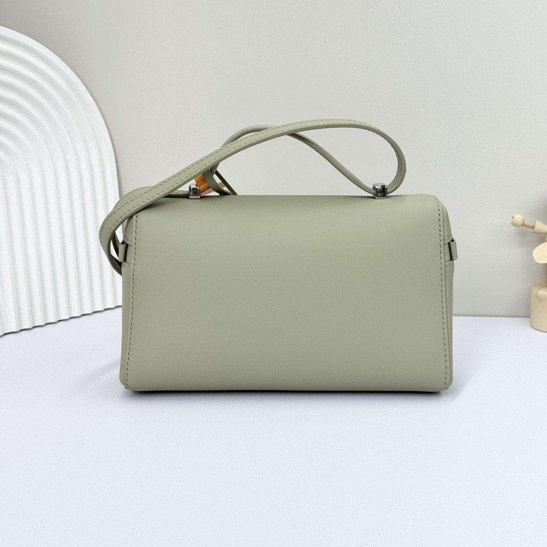 L0r0 P1ana Extra Pocket L19  Smooth Calfskin 11 x 19 x 6.5 cm