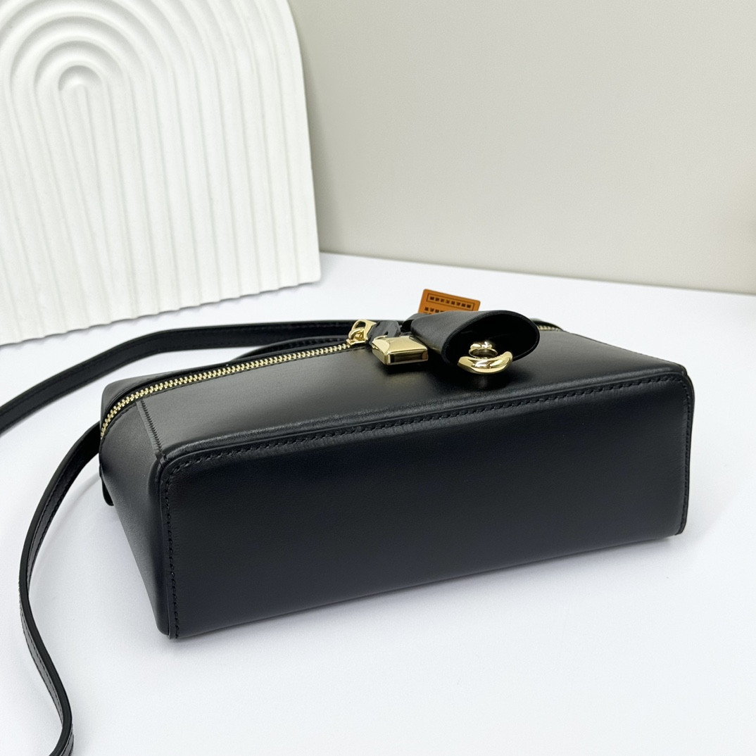 L0r0 P1ana extra pocket l23 smooth calfskin 23 x 12 x 7 cm