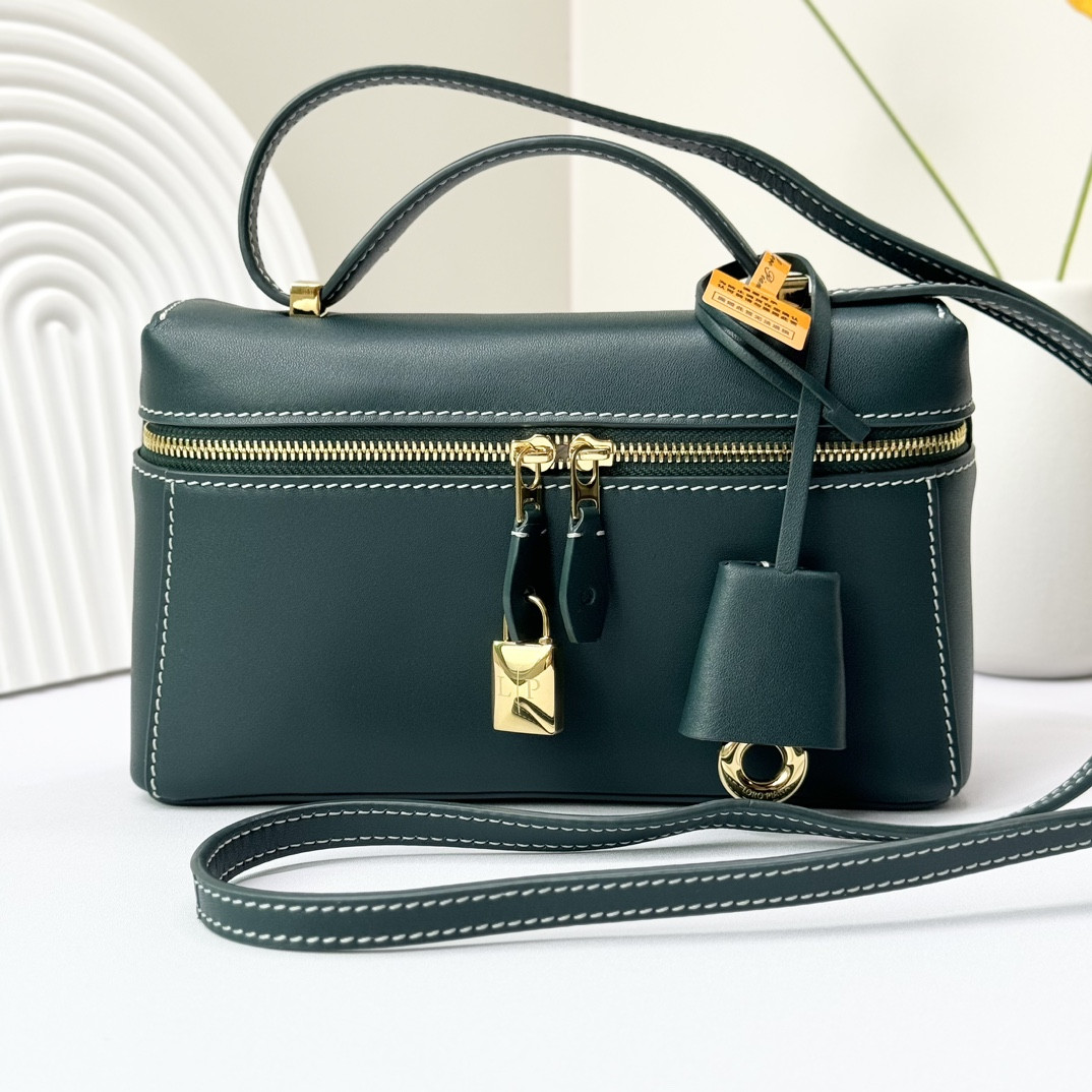 L0r0 P1ana Extra Pocket L19 Smooth Calfskin 11 x 19 x 6.5 cm