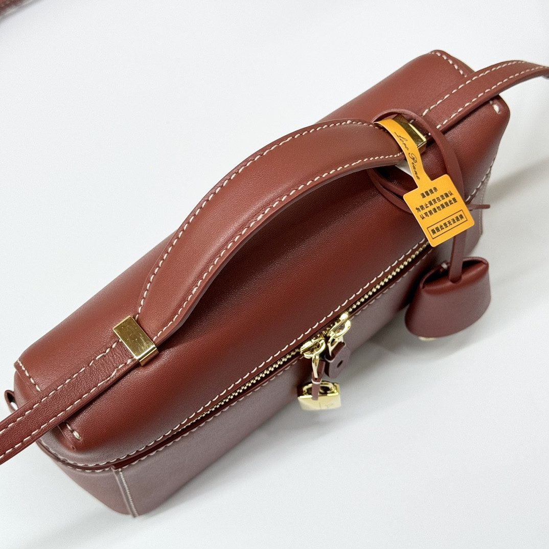 L0r0 P1ana Extra Pocket L19 Smooth Calfskin 11 x 19 x 6.5 cm