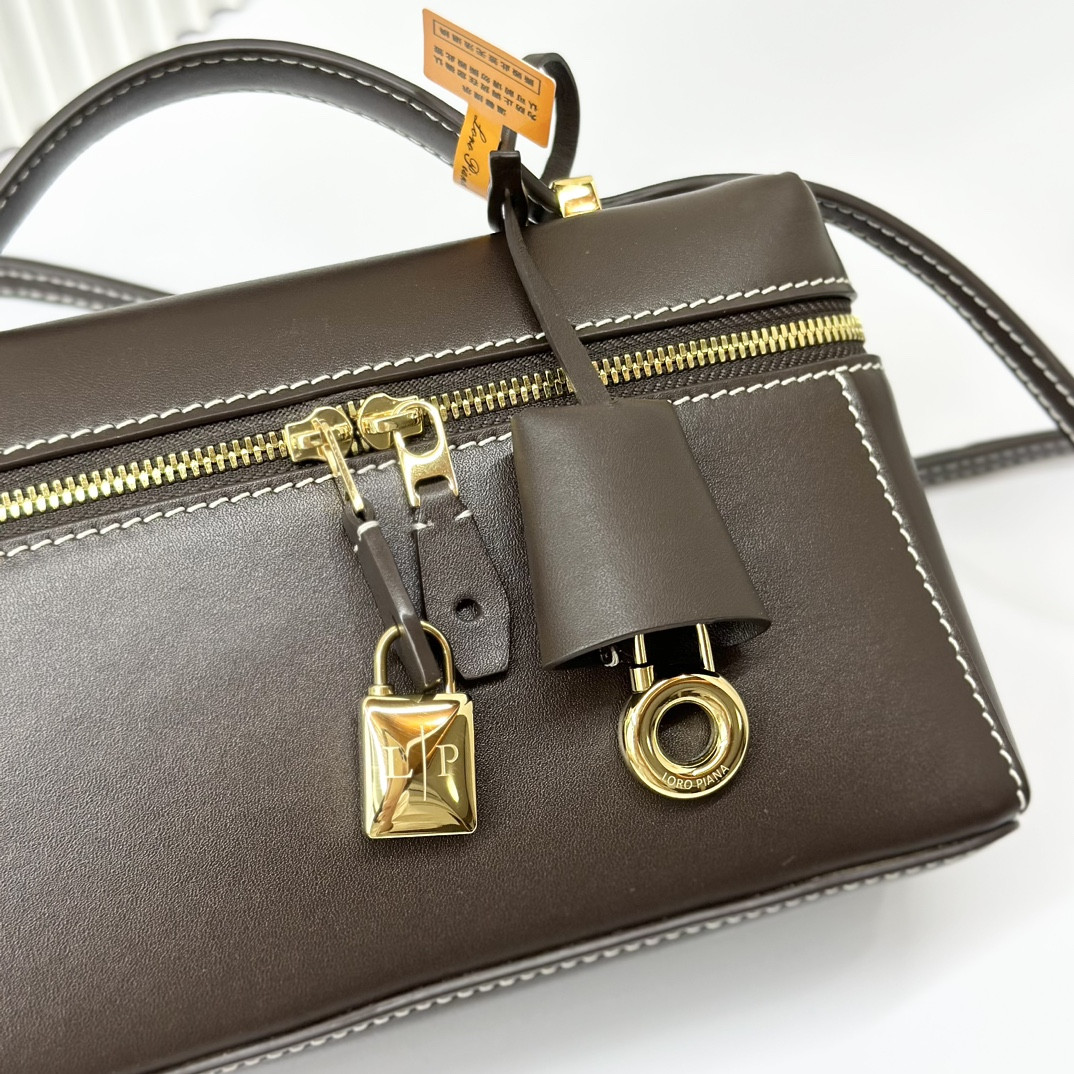 L0r0 P1ana Extra Pocket L19 Smooth Calfskin 11 x 19 x 6.5 cm