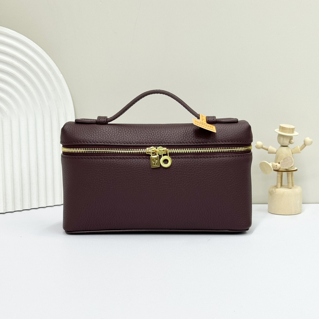 L0r0 P1ana Extra Pocket L19 Grained Calfskin 11 x 19 x 6.5 cm