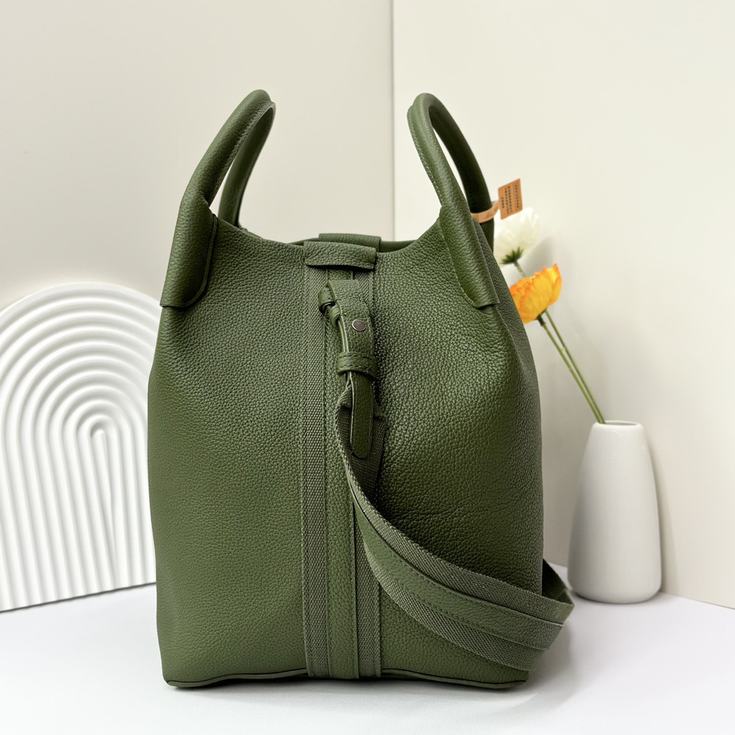 L0r0 P1ana Large Bale Bag Grained Calfskin 24 x 20 x 27 cm
