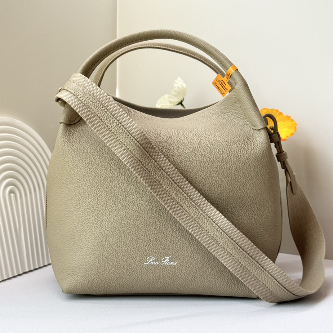 L0r0 P1ana Large Bale Bag Grained Calfskin 24 x 20 x 27 cm