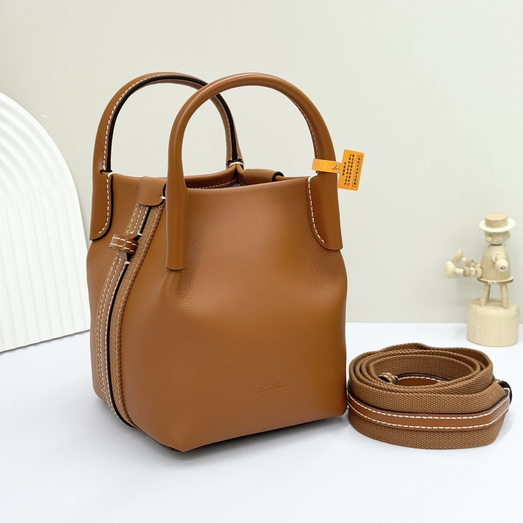 L0r0 P1ana Micro Bale bag Smooth Calfskin 23 x 16 x 14 cm