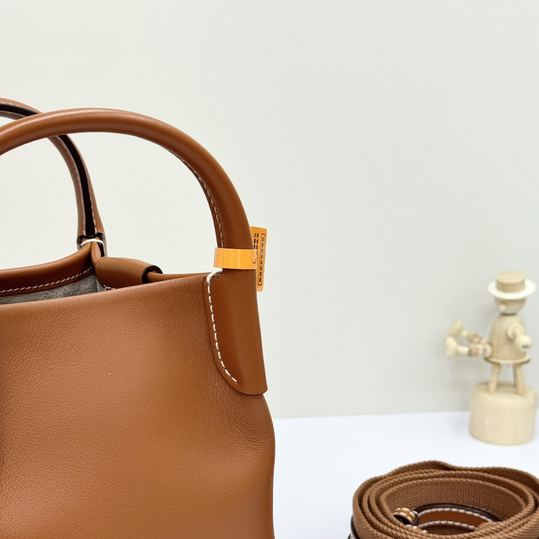 L0r0 P1ana Micro Bale bag Smooth Calfskin 23 x 16 x 14 cm