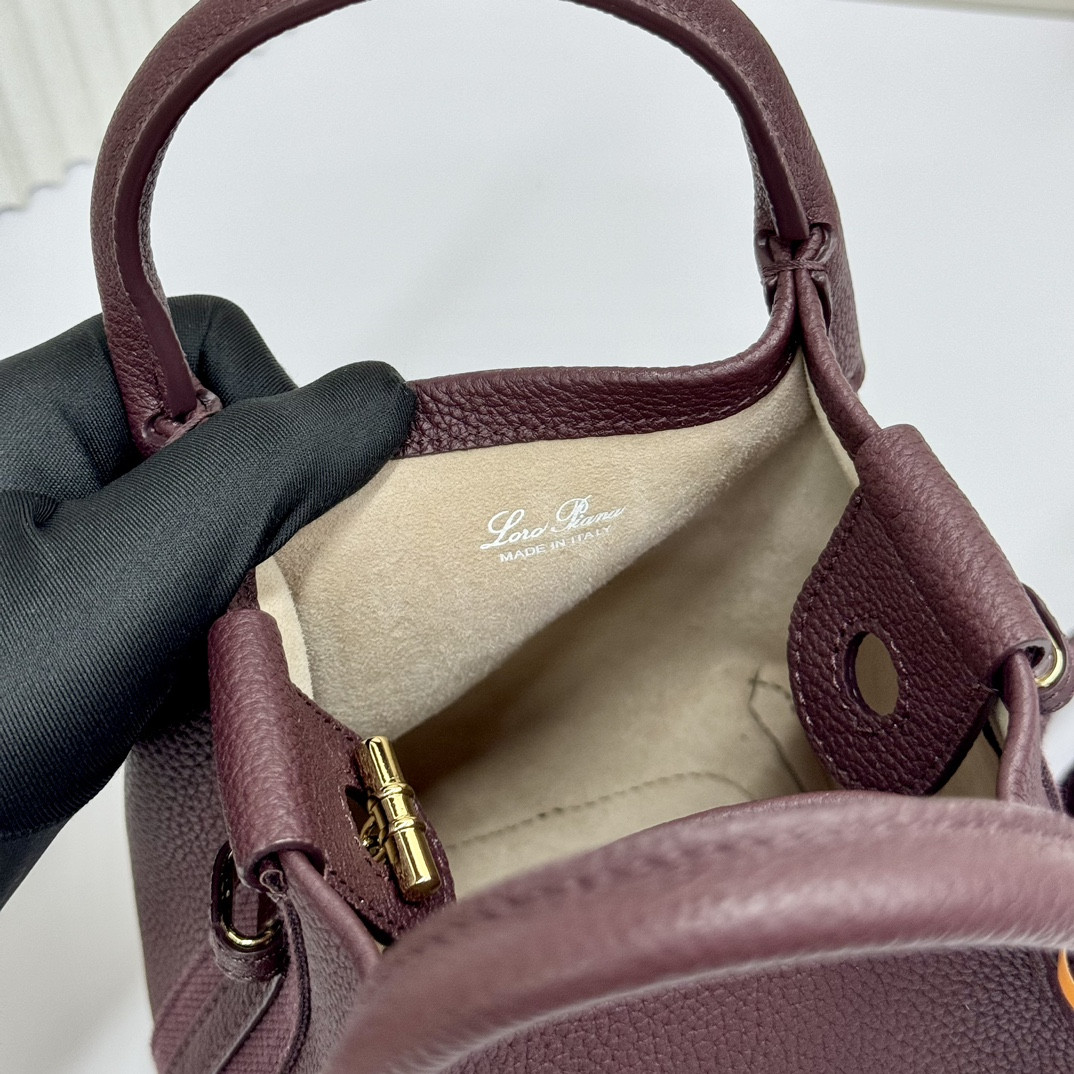 L0r0 P1ana Micro Bale bag Grained Calfskin 23 x 16 x 14 cm