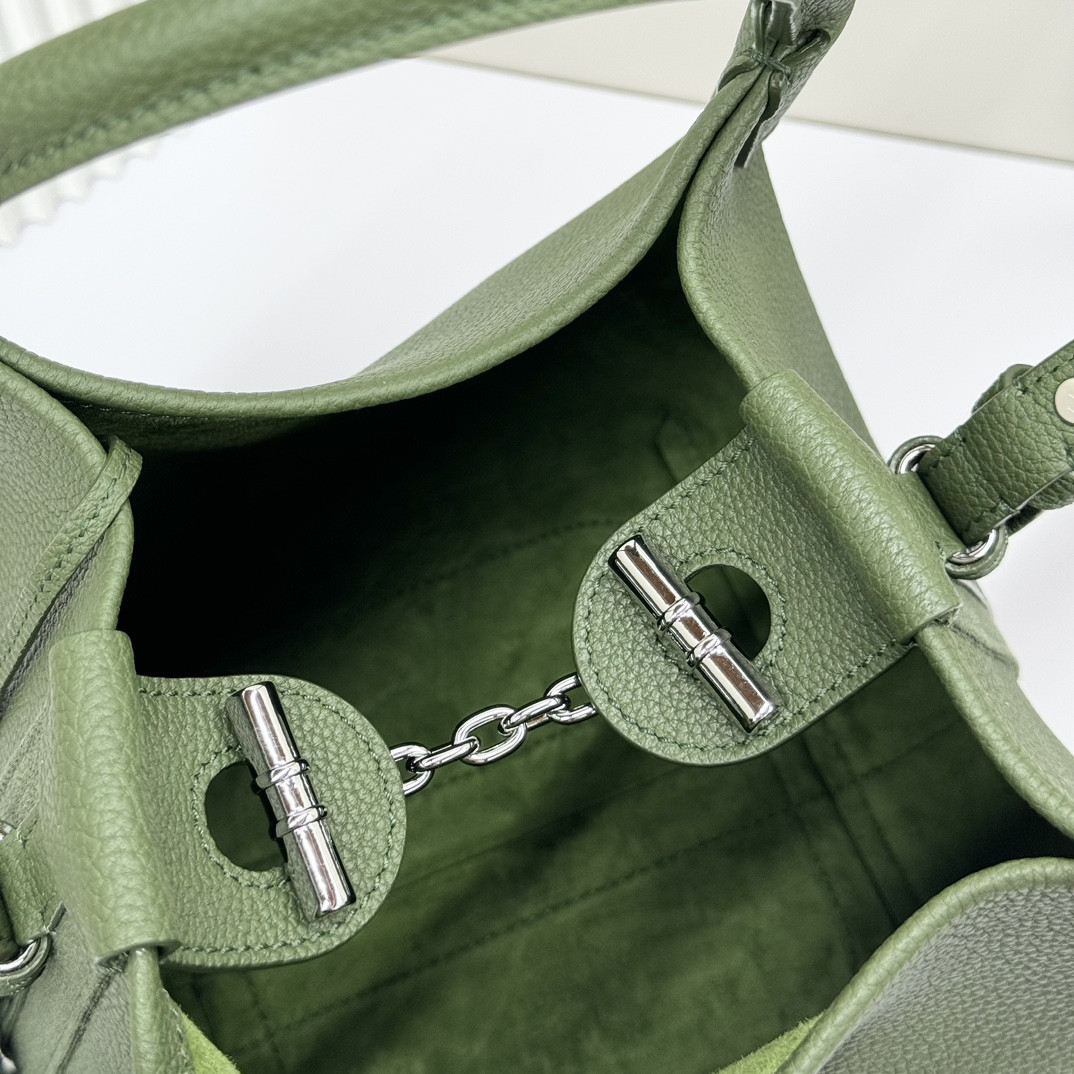 L0r0 P1ana Small Bale Bag Grained Calfskin 17 x 17 x 21 cm