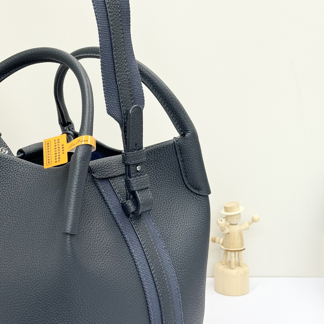 L0r0 P1ana Small Bale Bag Black Grained Calfskin 17 x 17 x 21 cm