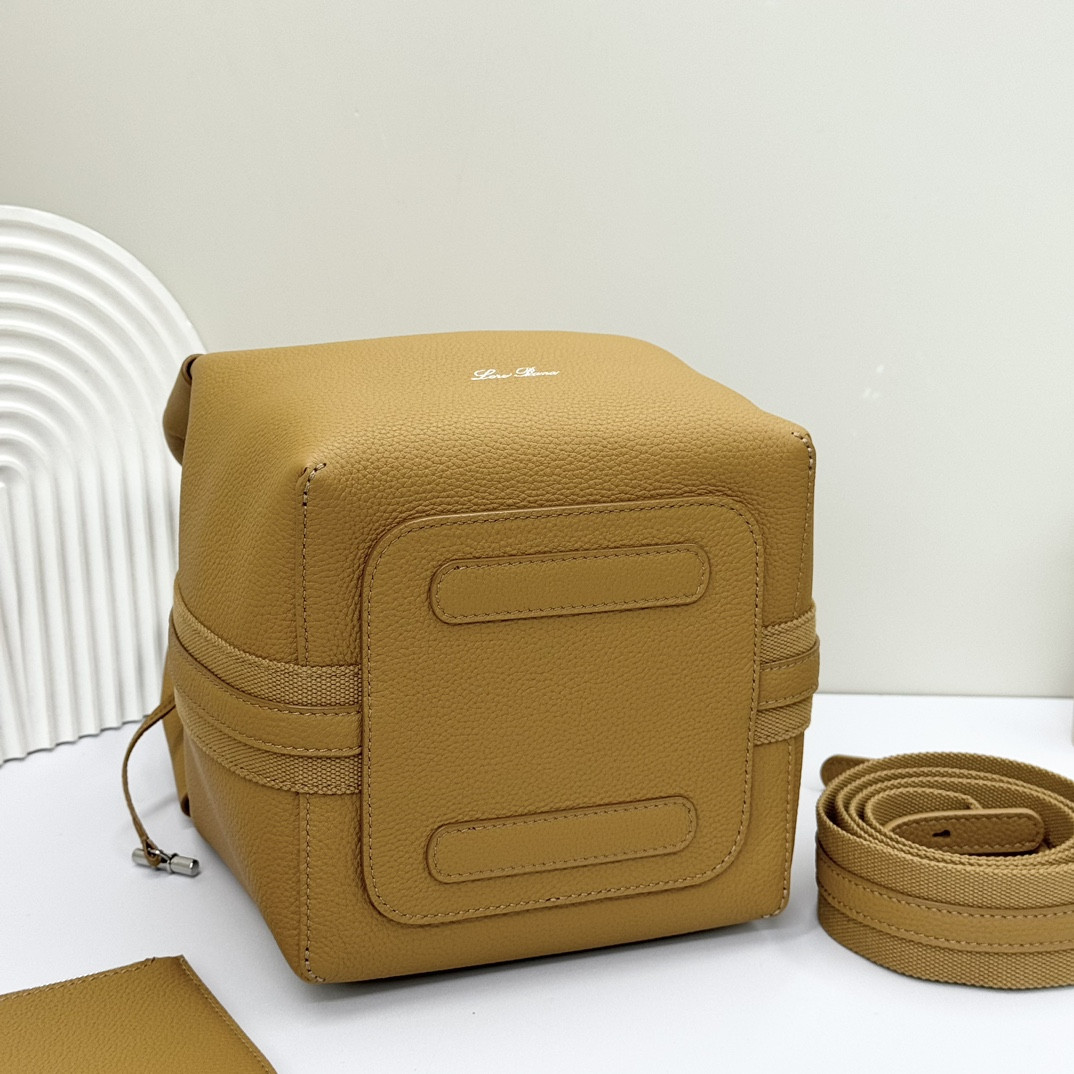L0r0 P1ana Small Bale Bag Grained Calfskin 17 x 17 x 21 cm