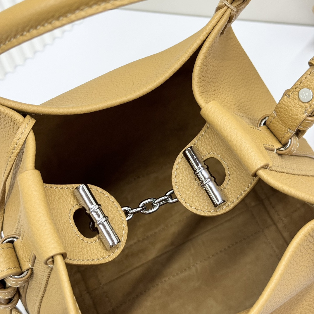 L0r0 P1ana Small Bale Bag Grained Calfskin 17 x 17 x 21 cm