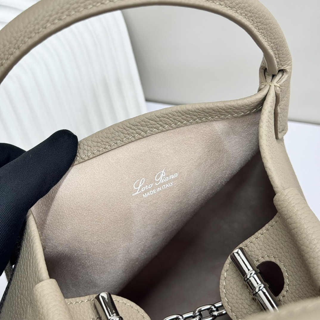 L0r0 P1ana Small Bale Bag Grained Calfskin 17 x 17 x 21 cm