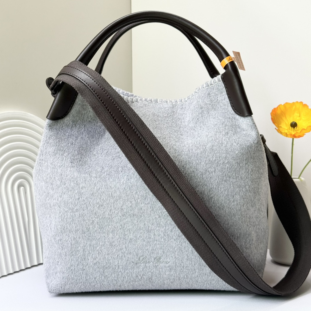 L0r0 P1ana Large Bale Bag 24 x 20 x 27 cm