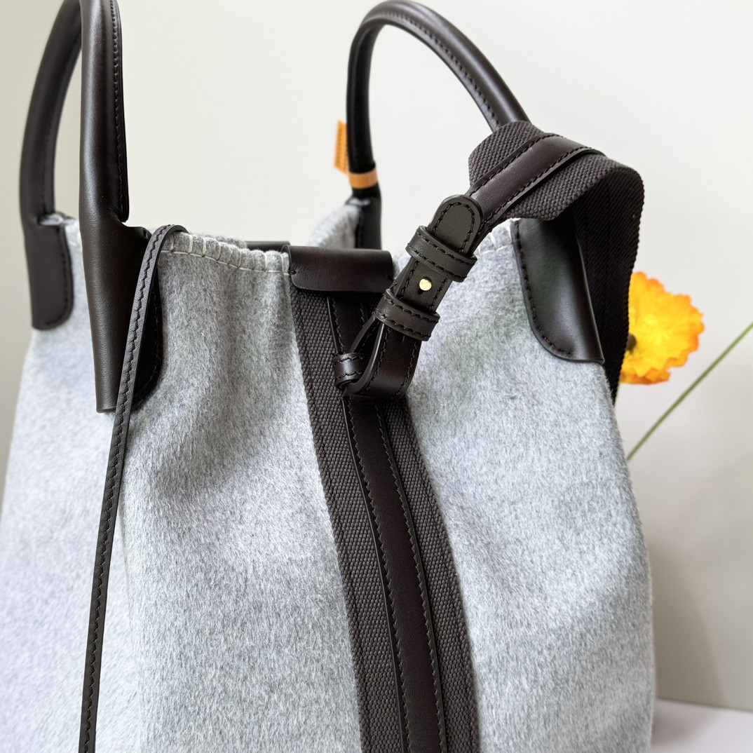 L0r0 P1ana Large Bale Bag 24 x 20 x 27 cm