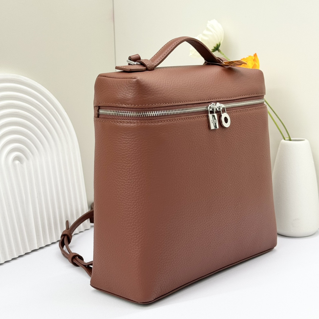 L0r0 P1ana Extra Pocket backpack L23.5 Grained Calfskin 23 x 21 x 8 cm