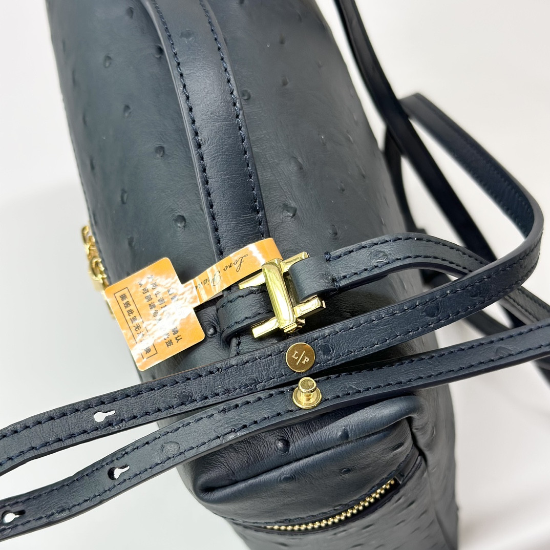L0r0 P1ana Extra Pocket backpack L23.5 Ostrich-grained Leather 23 x 21 x 8 cm
