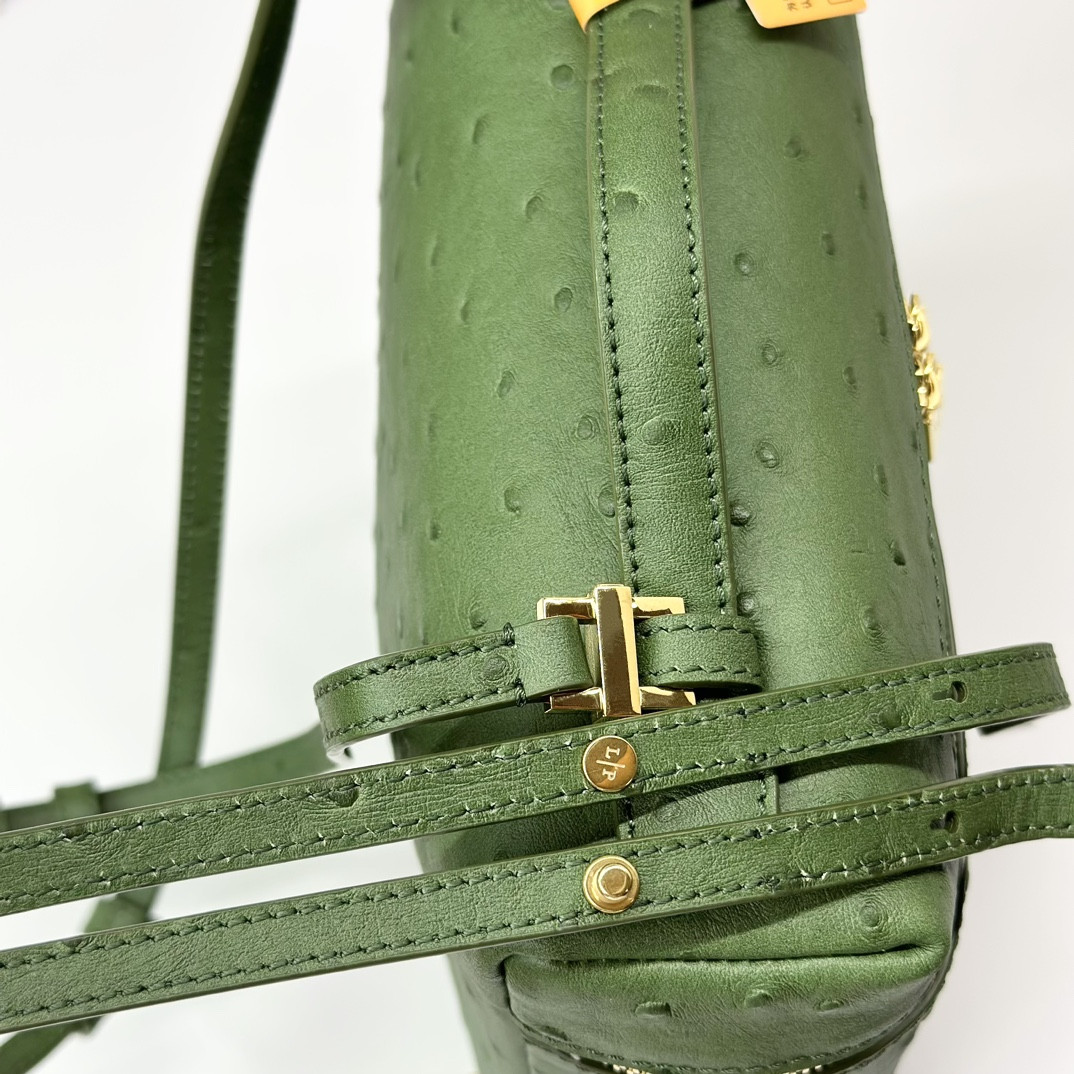 L0r0 P1ana Extra Pocket backpack L23.5 Ostrich-grained Leather 23 x 21 x 8 cm