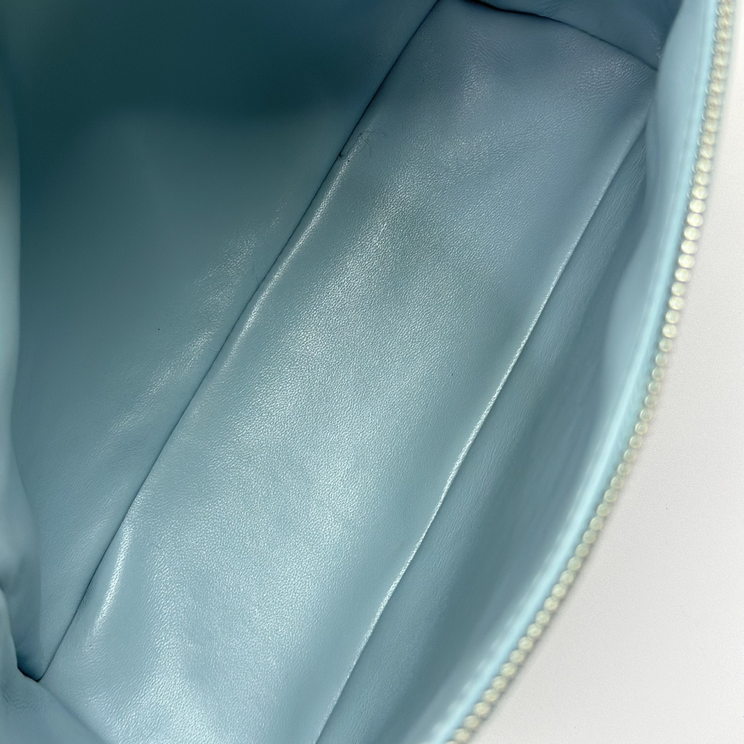 L0r0 P1ana Extra Pocket backpack L23.5 Ostrich-grained Leather 23 x 21 x 8 cm