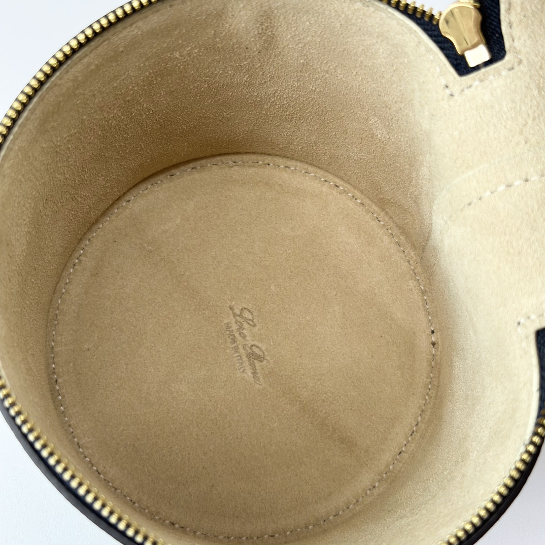 L0r0 P1ana Extra Case Textured Calfskin 12 x16 x12cm