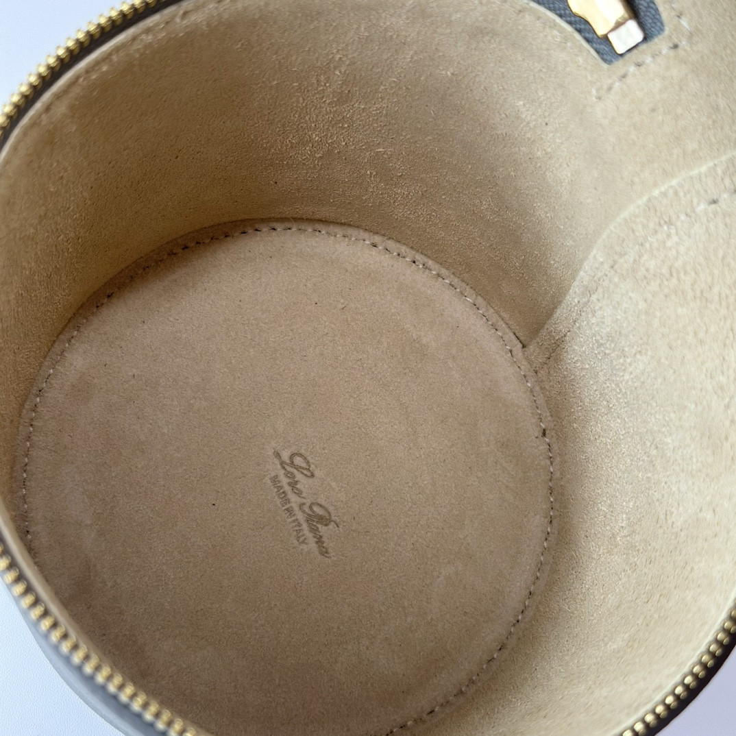 L0r0 P1ana Extra Case Textured Calfskin 12 x16 x12cm