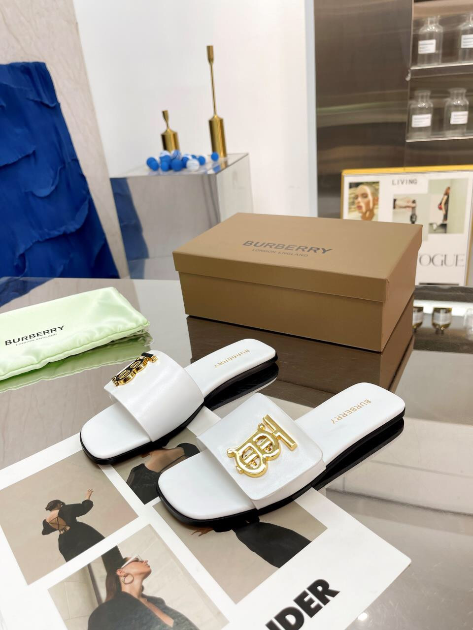 UA Bv*b*rry Slides
