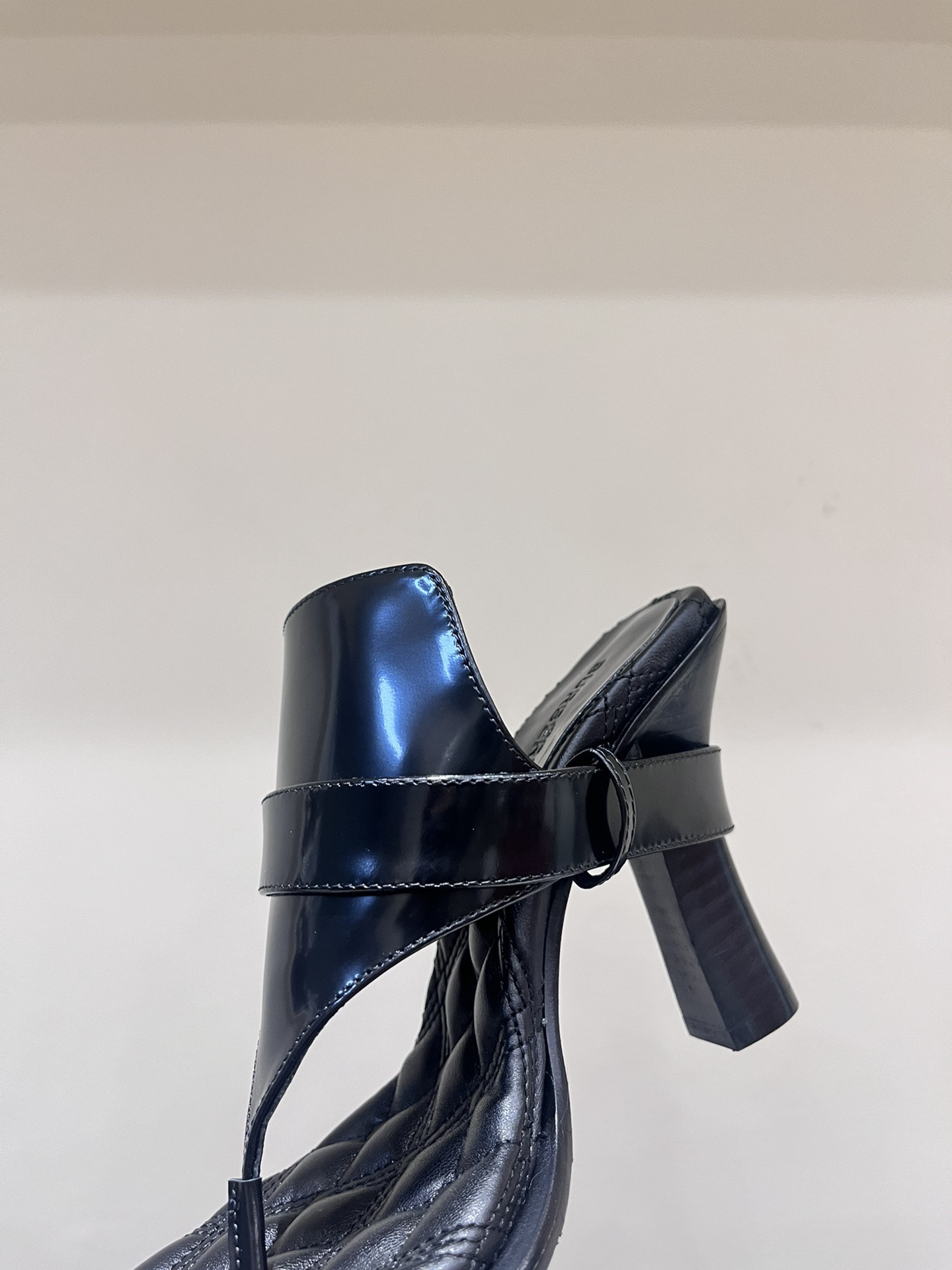 UA Bv*b*rry Slides