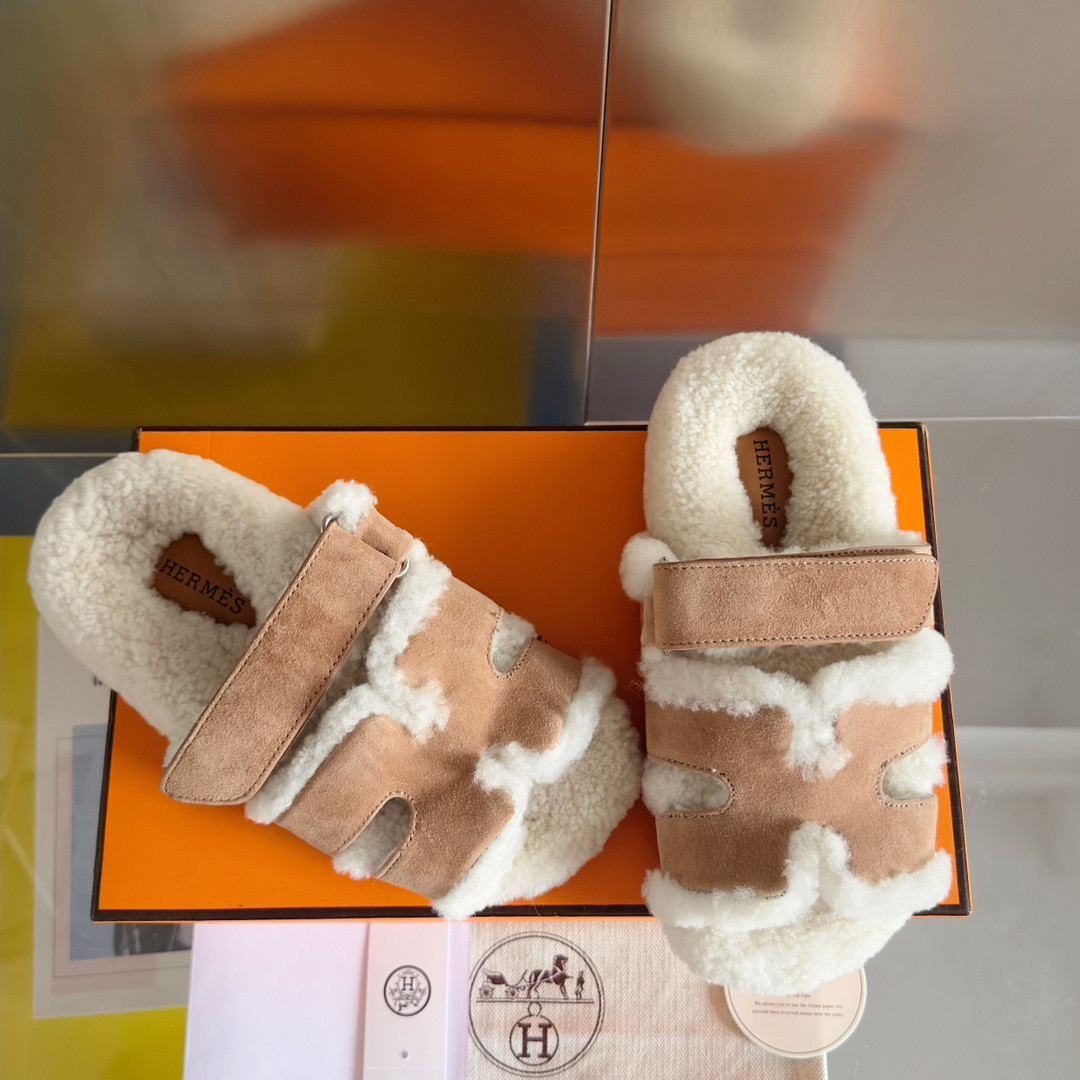 UA H**me5 Chypre sandal