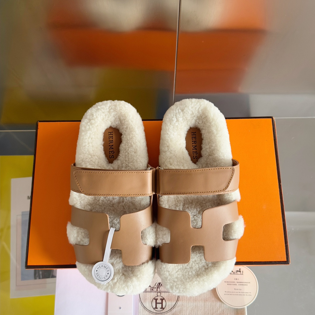 UA H**me5 Chypre sandal