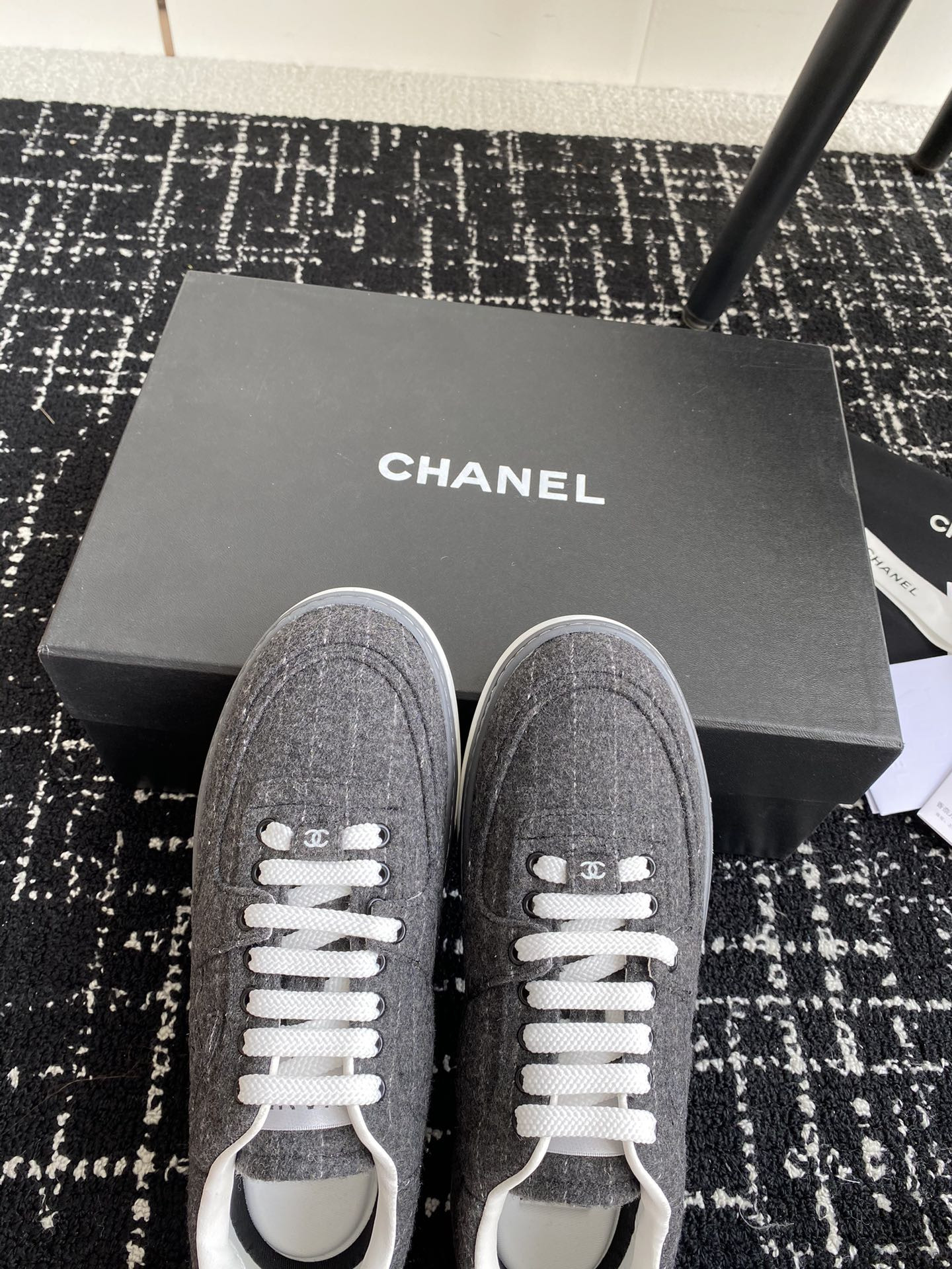 UA Ch**el SNEAKER