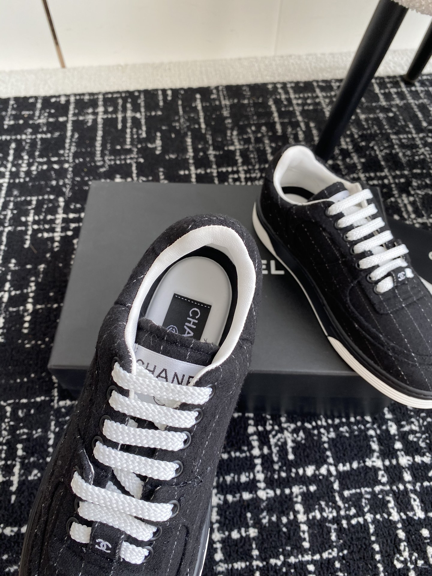 UA Ch**el SNEAKER