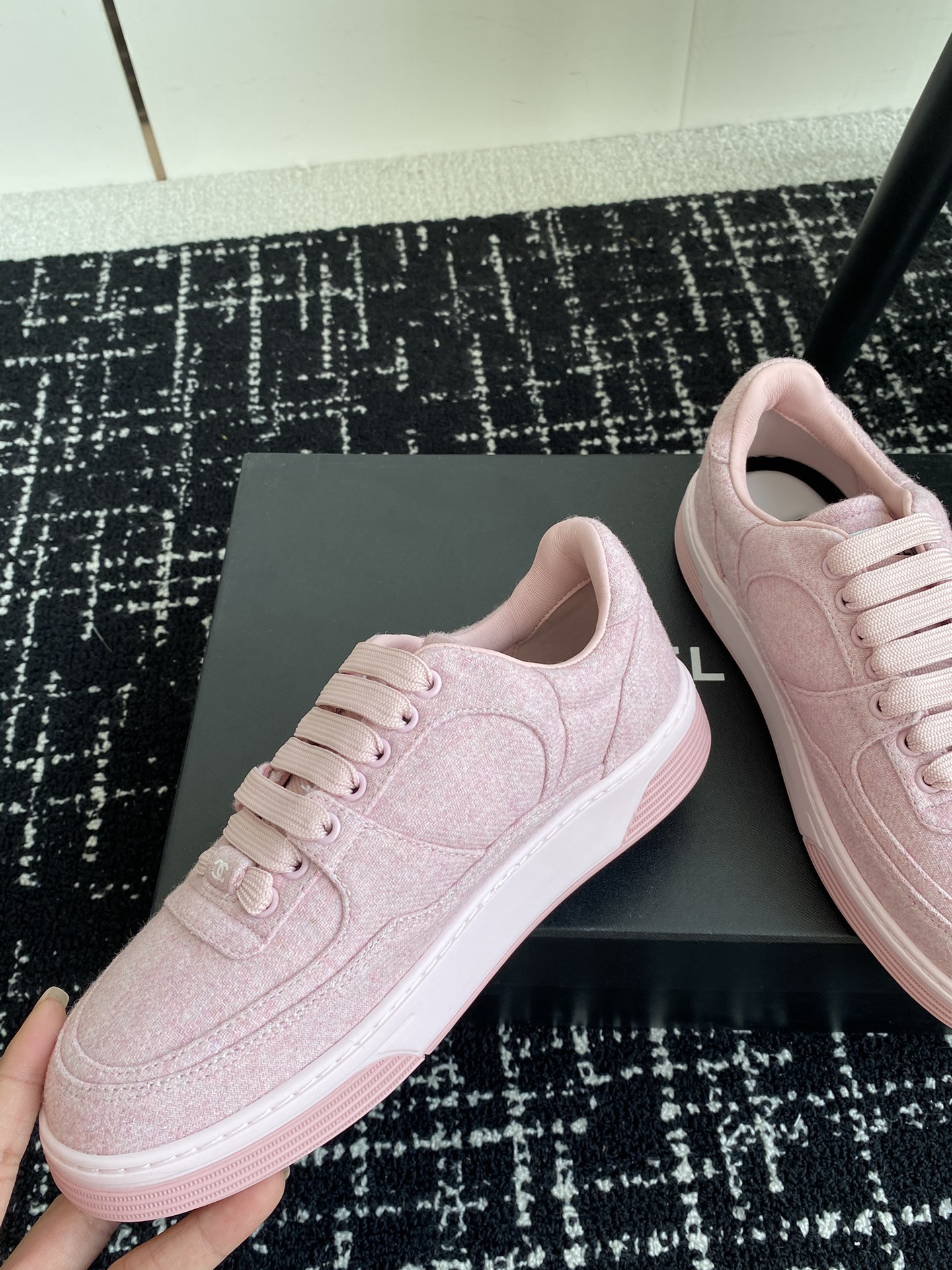 UA Ch**el SNEAKER
